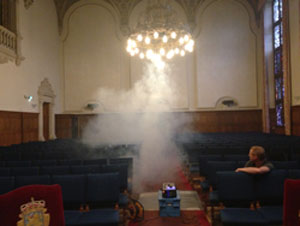 Rookproeven in de aula van het Academiegebouw