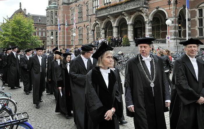 Hoogleraren liepen in optocht naar de Martinikerk. Foto: Elmer Spaargaren