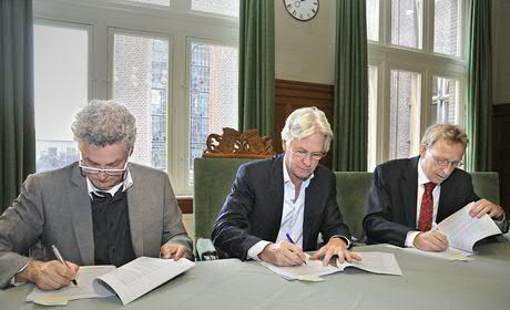 Pijlman, Jochems en De Jeu ondertekenen de samenwerkingsovereenkomst.