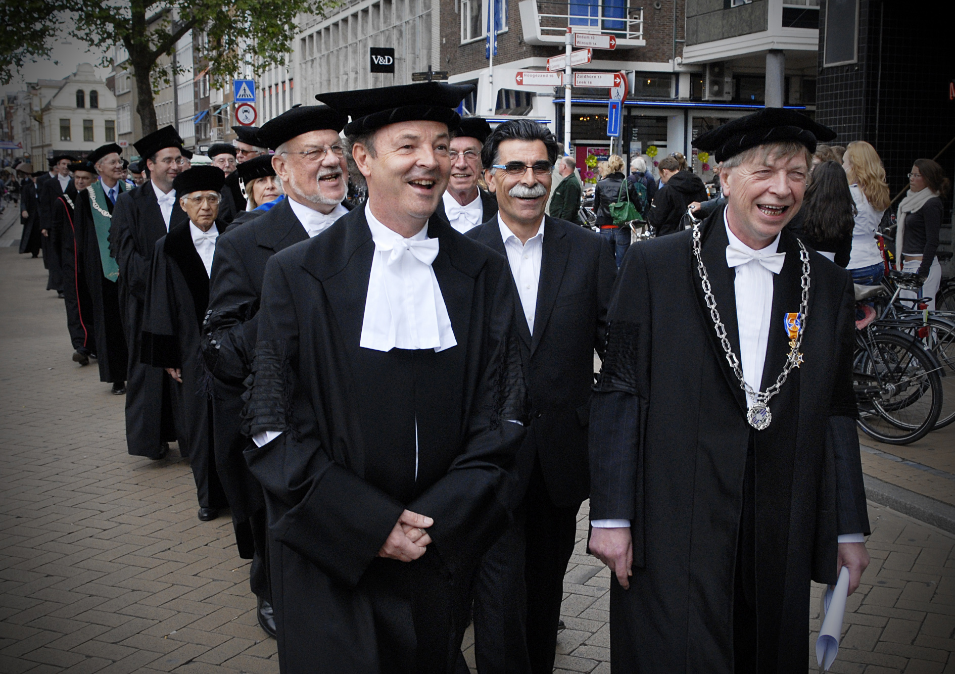 Hoogleraren in cortège door de stad op weg naar de uitreiking van het eredoctoraat aan Kader Abdolah in 2009