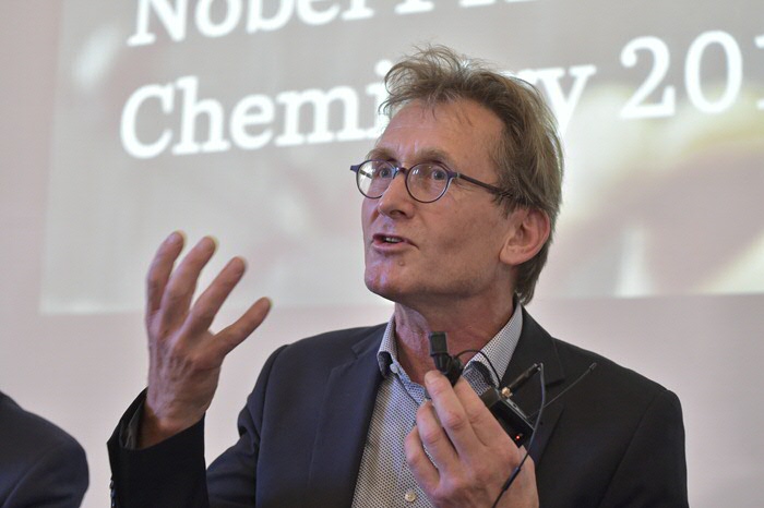 Prof. Feringa op de persconferentie na de bekendmaking van de Nobelprijs