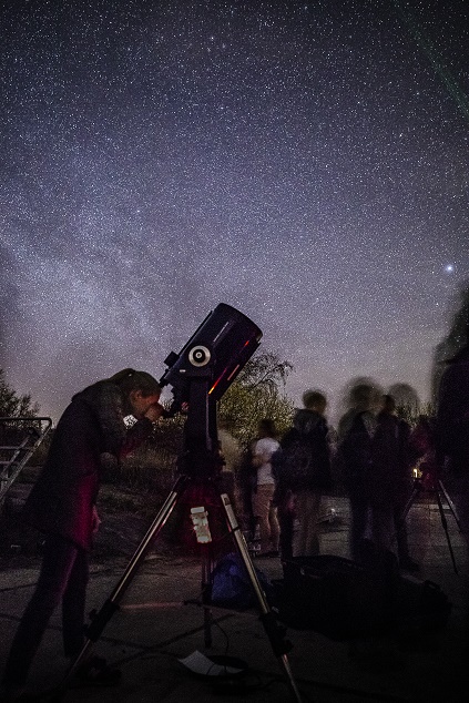 Student looking at the starry night. Photo: Erik Slot Fotografie