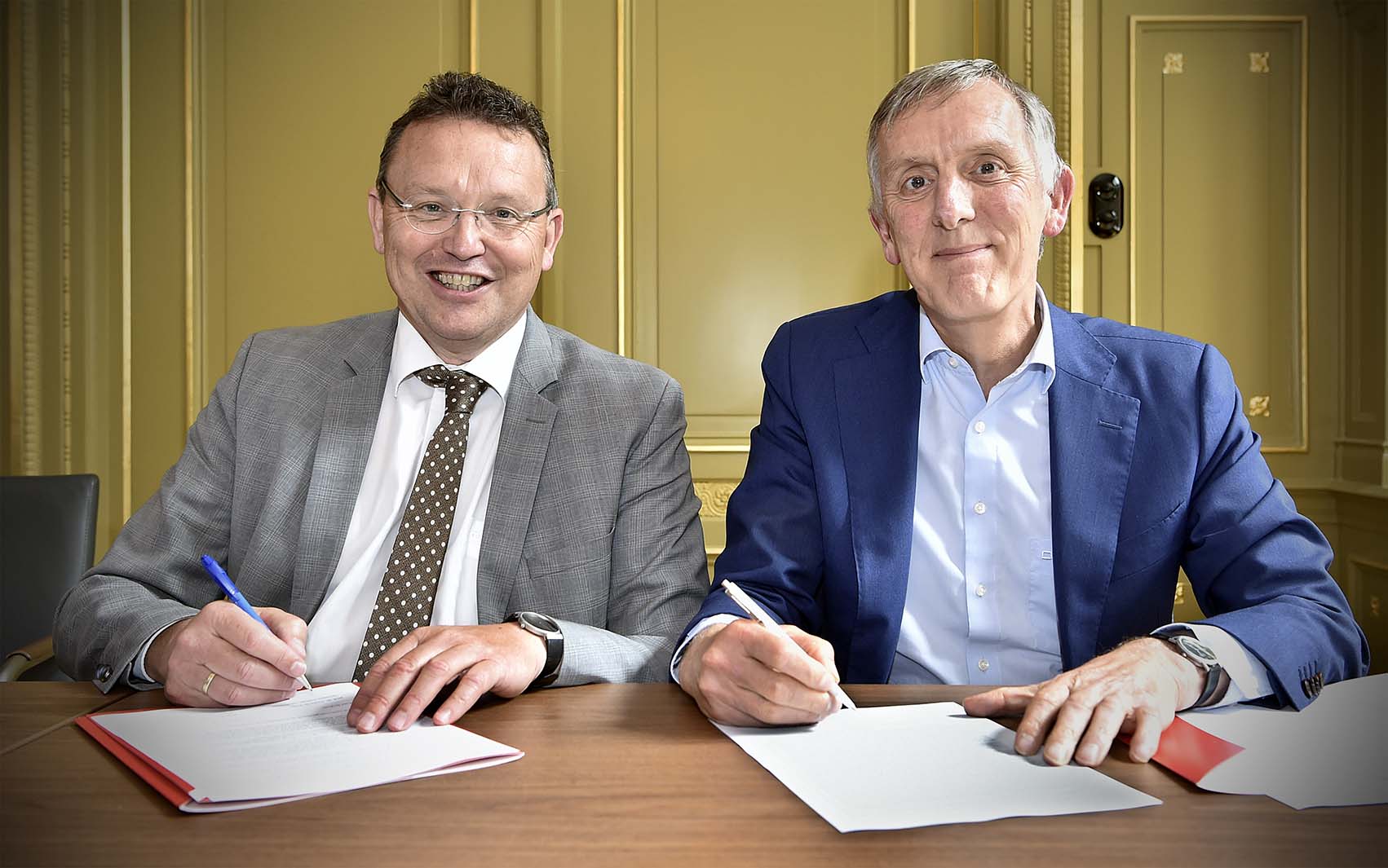 Jouke de Vries en WUR-rector Arthur Mol ondertekenen een intentieverklaring (Foto: Elmer Spaargaren)