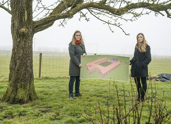Loïs and Kjelda at the location of the former Yesse convent near Essen, under the smoke of Groningen. (photo: Reyer Boxem)