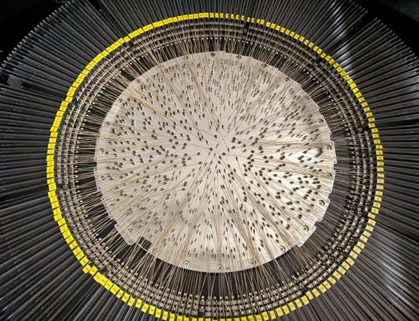 Close-up van het hart van WEAVE. 700 van de 950 glasvezels zijn minutieus gepositioneerd door twee robots die zich buiten beeld bevinden. De gele ring is ongeveer 60 centimeter in diameter. (c) Gavin Dalton/Oxford University/STFC