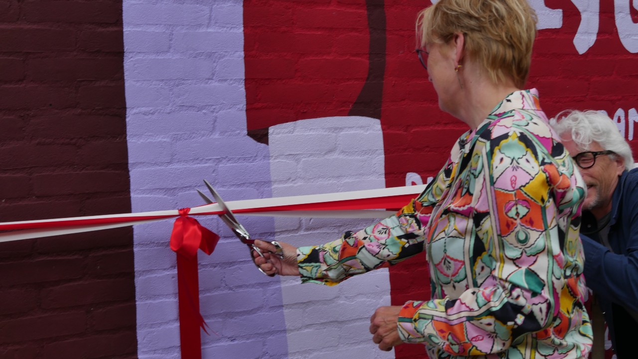 Rector Magnificus Cisca Wijmenga cuts the ribbon. Photo: Vincent Wiegers (Instagram: vincent_wiegers_vew1979)