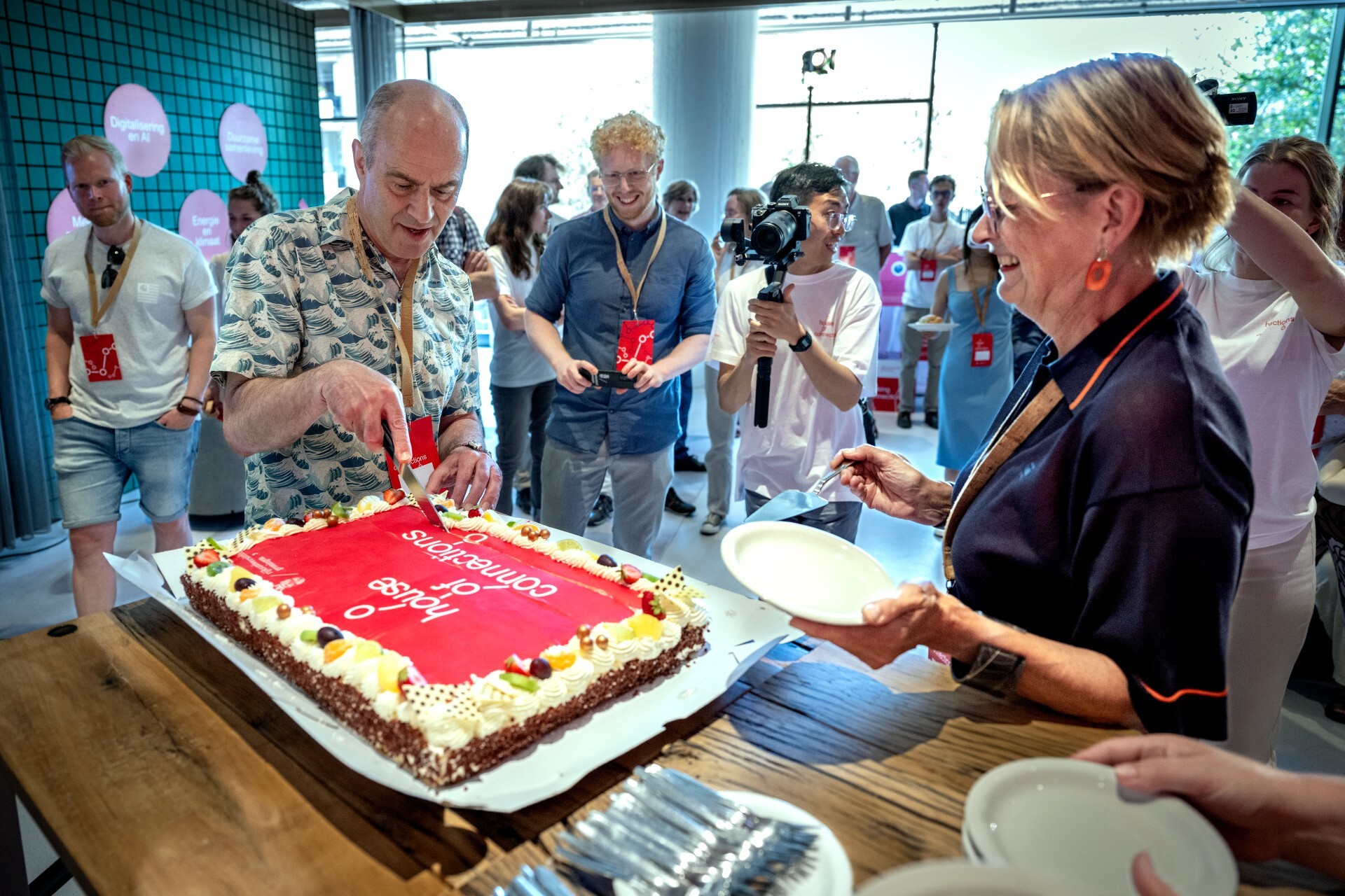 Hans Biemans and Cisca Wijmenga handed out pieces of cake.