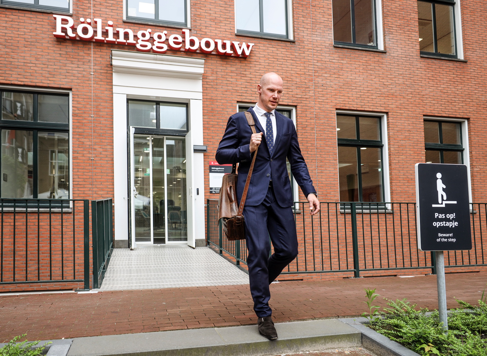 Picture of Berend Roorda in front of the Röling building