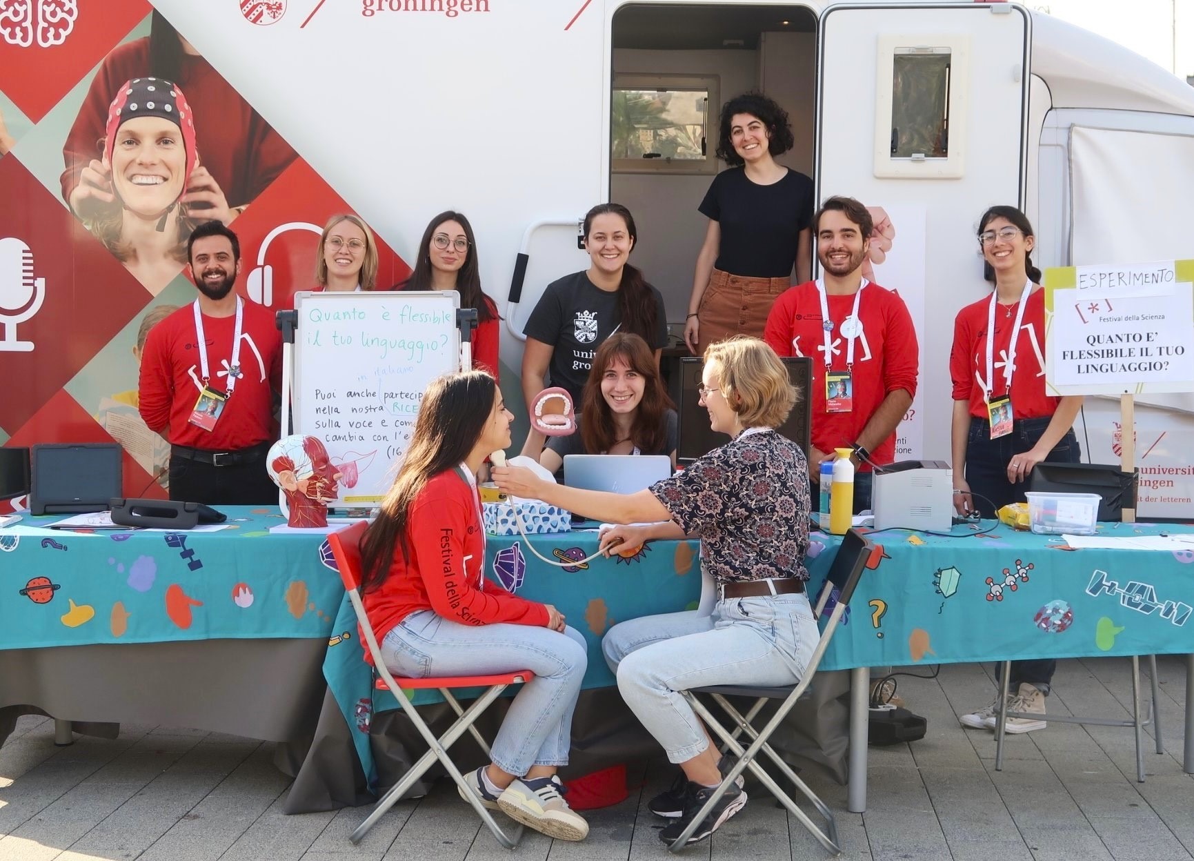 Met het SPRAAKLAB kan haar team experimenten opzetten en uitvoeren op verschillende locaties, zoals muziek- en culturele festivals, waardoor onderzoek toegankelijker wordt voor een grotere verscheidenheid aan deelnemers | Festival della Scienza, Genua, Italië.