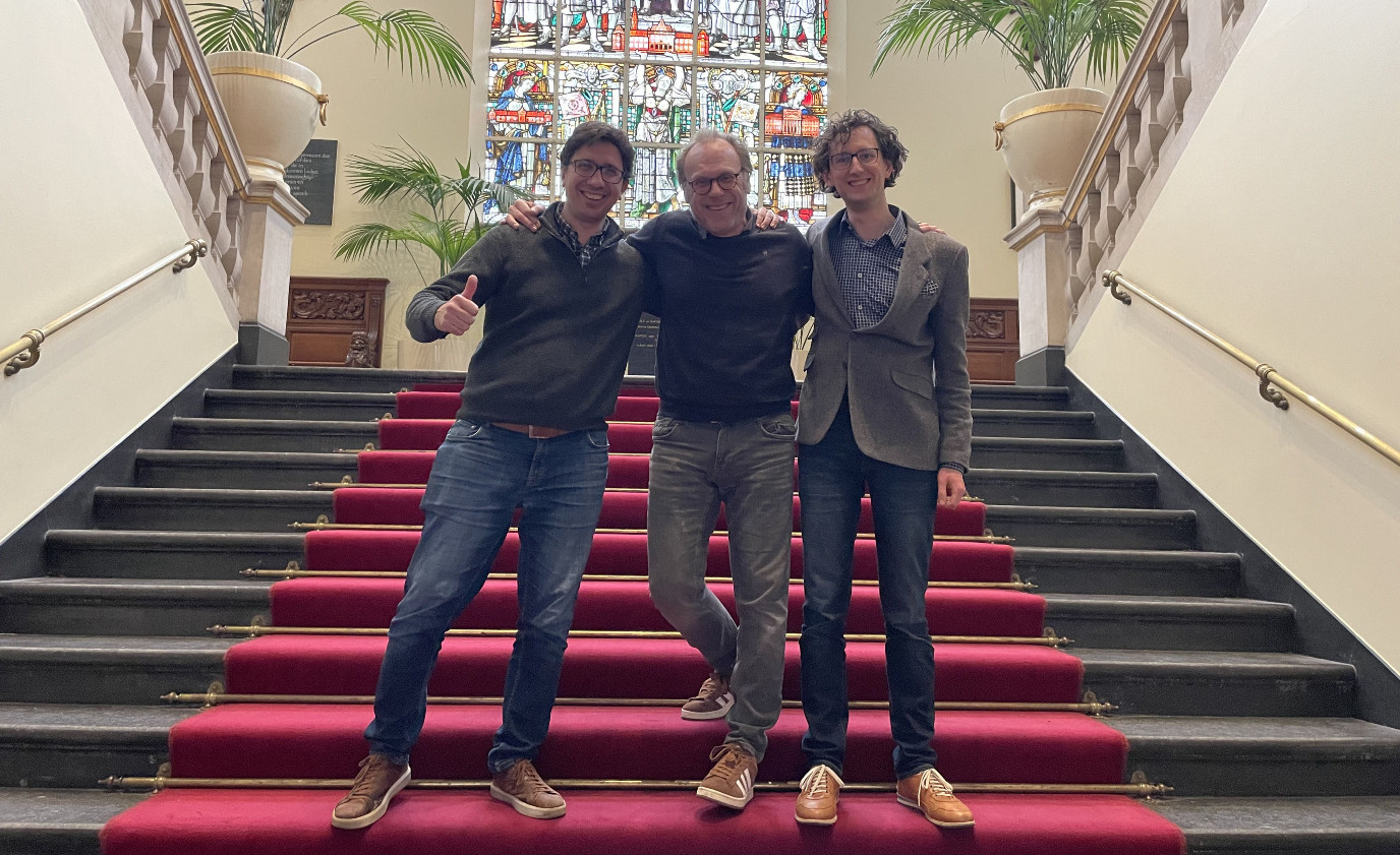 Drie heren van Science Fraction in het academiegebouw