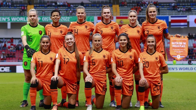 Oranje -20 voor het duel tegen Brazilië met Marit staand rechts als aanvoerder (Foto: FIFA)