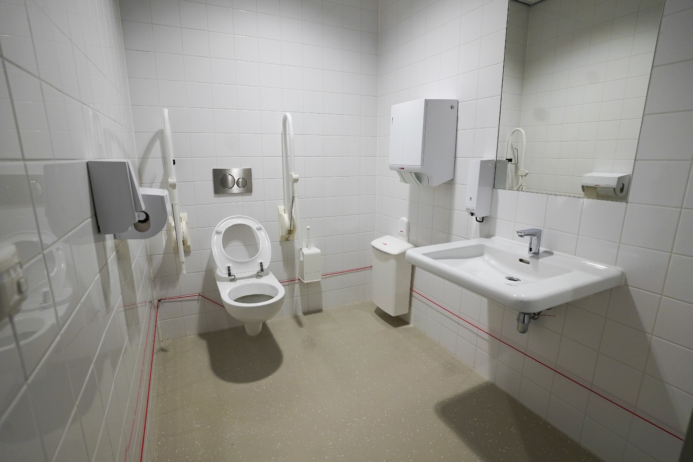 Rolstoelvriendelijk toilet op locatie in college deel van het gebouw