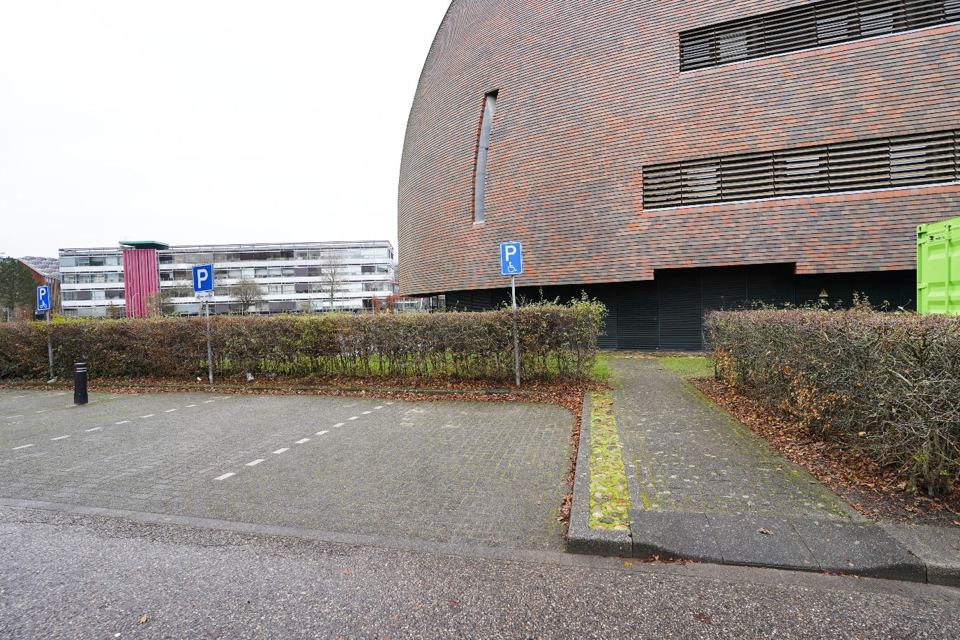 Parkeerplaats voor mindervaliden bij locatie, links van de hoofdingang