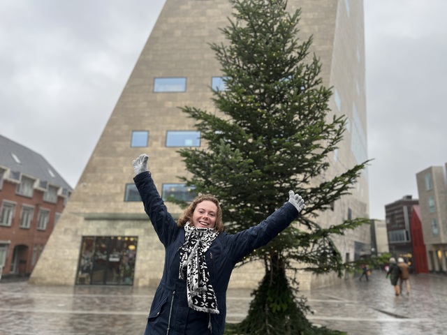 Hylke posing before Forum Groningen.