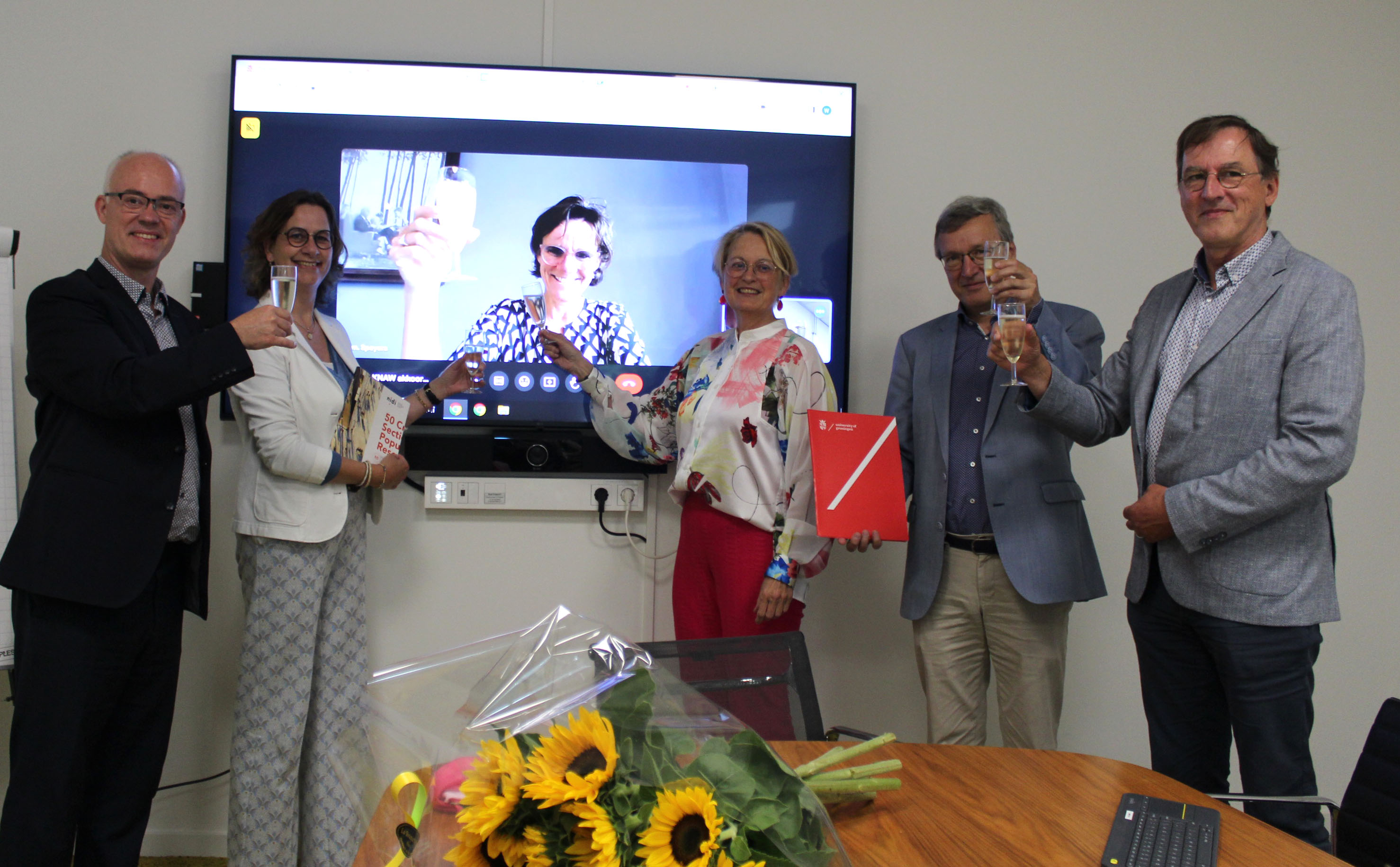 From left to right: Johan Woltjer (dean Faculty of Spatial Sciences UG), Helga de Valk (director NIDI), Brenda Penninx (vice president KNAW - digitally present), Cisca Wijmenga (rector magnificus UG), Aat Liefbroer (NIDI and UG) and Kène Henkens (NIDI and RUG-UMCG).