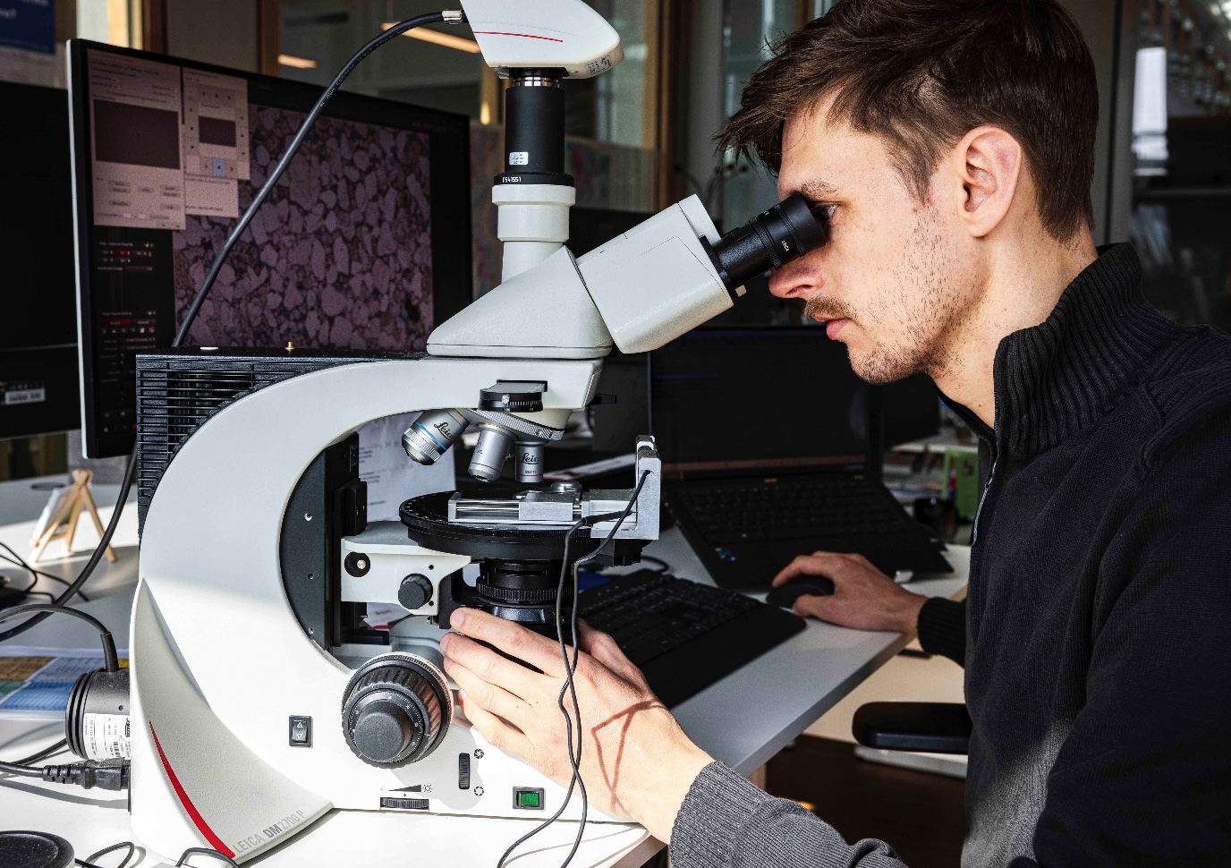 Sebastian Mulder, PhD, onderzoekt de blootgestelde mudstone onder de microscoopSebastian Mulder, PhD, checking exposed mud stone sampels under the microscope