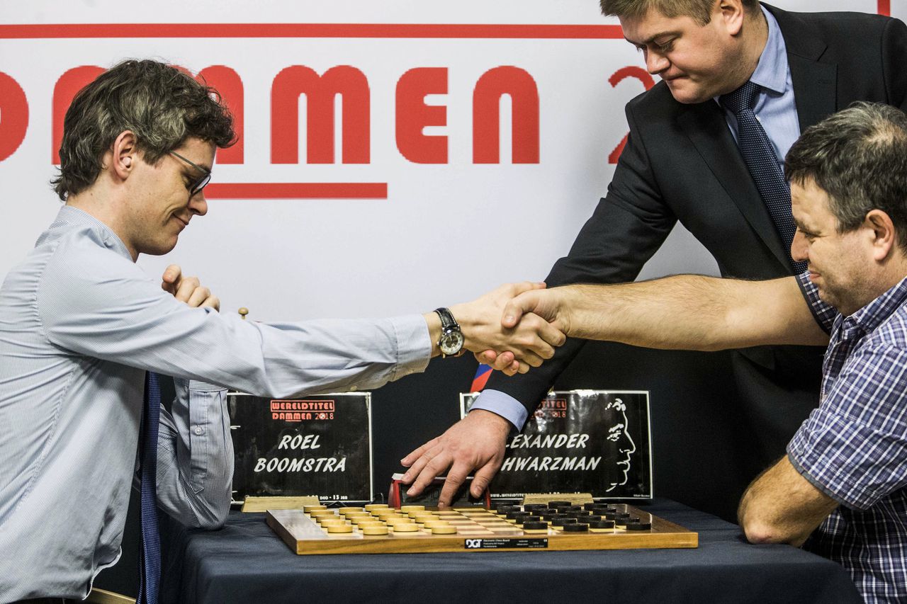 Grandmaster Schwarzman (left) congratulates world champion Roel Boomstra. Photo by Siese Veenstra.