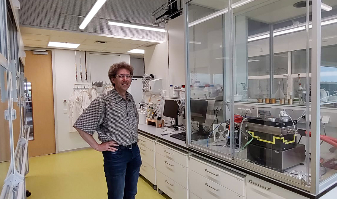 Professor Minnaard in een van de nieuwe chemische labruimten.