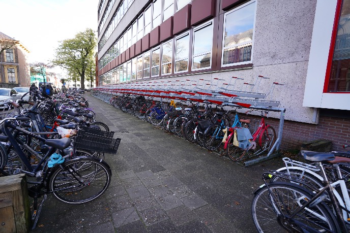 Fietsparkeerplaats naast de hoofdingang