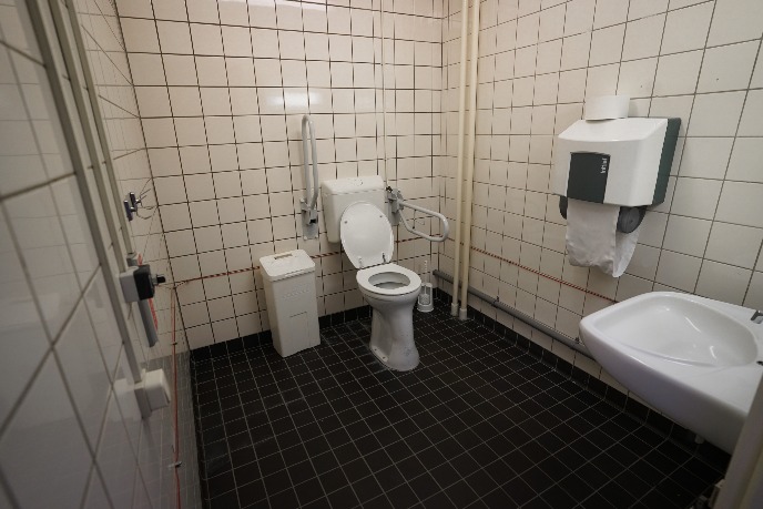 Rolstoelvriendelijk toilet op locatie