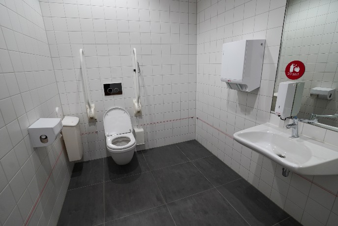 Twee rolstoelvriendelijke toiletten op locatie