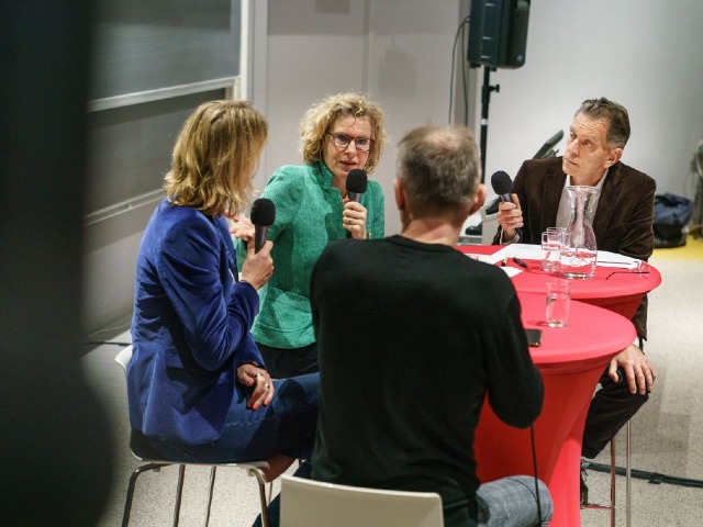 Professors Janka Stoker and Harry Garretsen during a live recording of their podcast