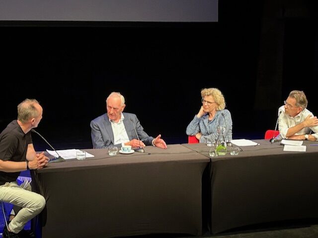 Presentator Edwin Mooibroek (links) en Johan Remkes (midden) in gesprek met Janka Stoker en Harry Garretsen