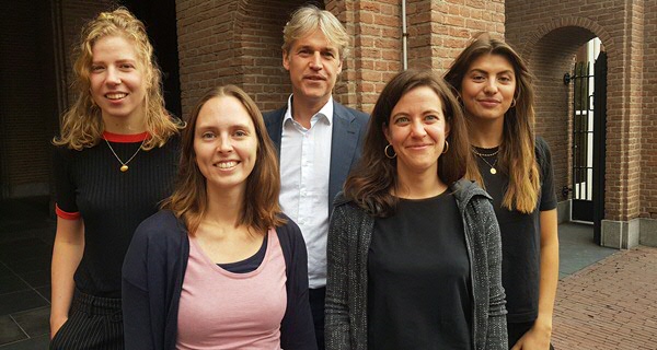 Prof. Marcel Broersma (middle), dr. Joëlle Swart (second from the left) en dr. Anna van Cauwenberge (second from the right), with research assistants.