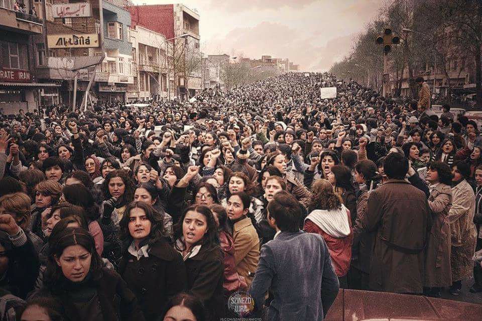 Protesten in Teheran op Internationale Vrouwendag 1979 (foto: Wikimedia Commons)