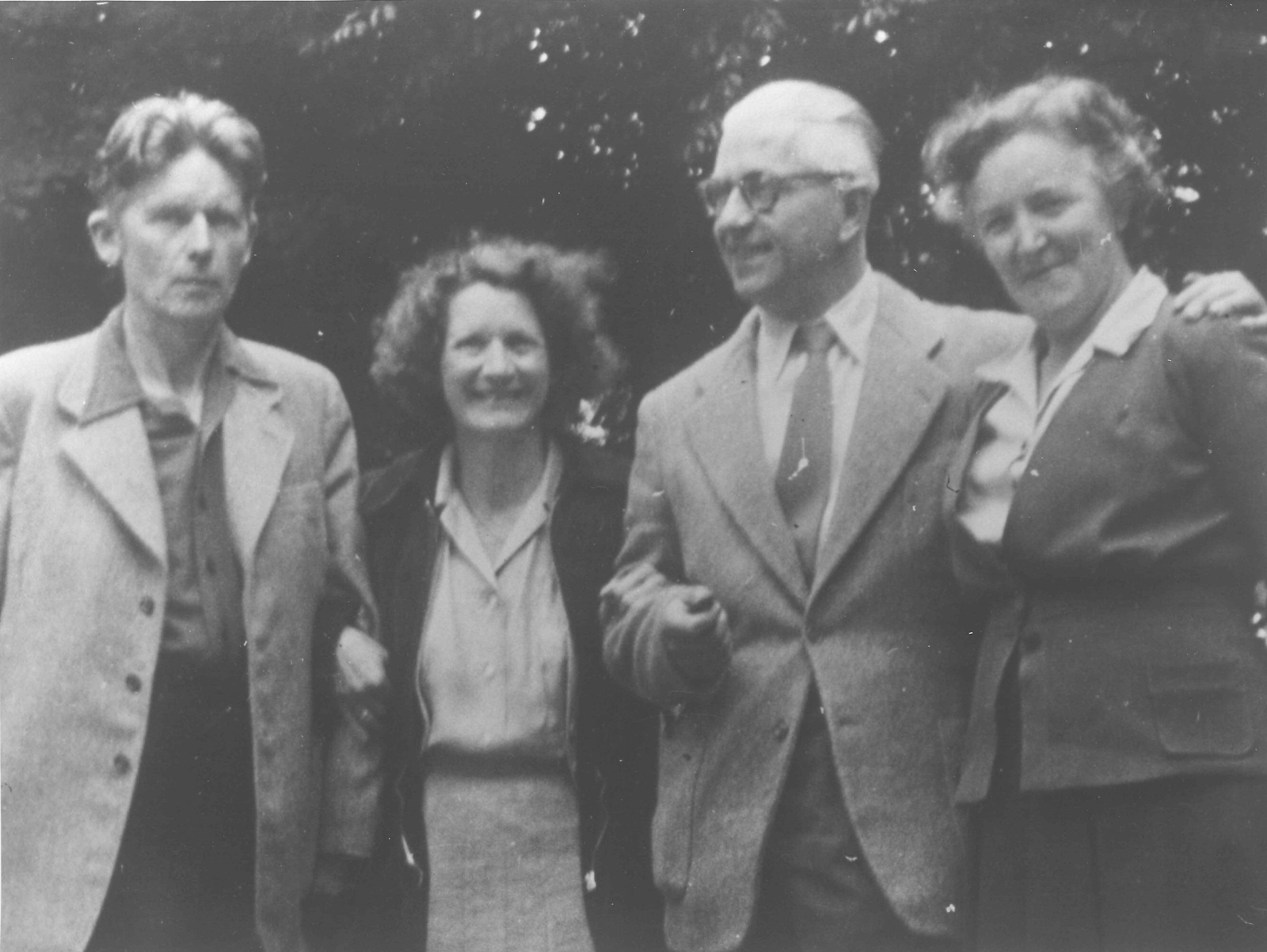 25. Hendrik de Vries and Riek van der Zee with his friend the poet Gerrit Achterberg and his wife (1957)