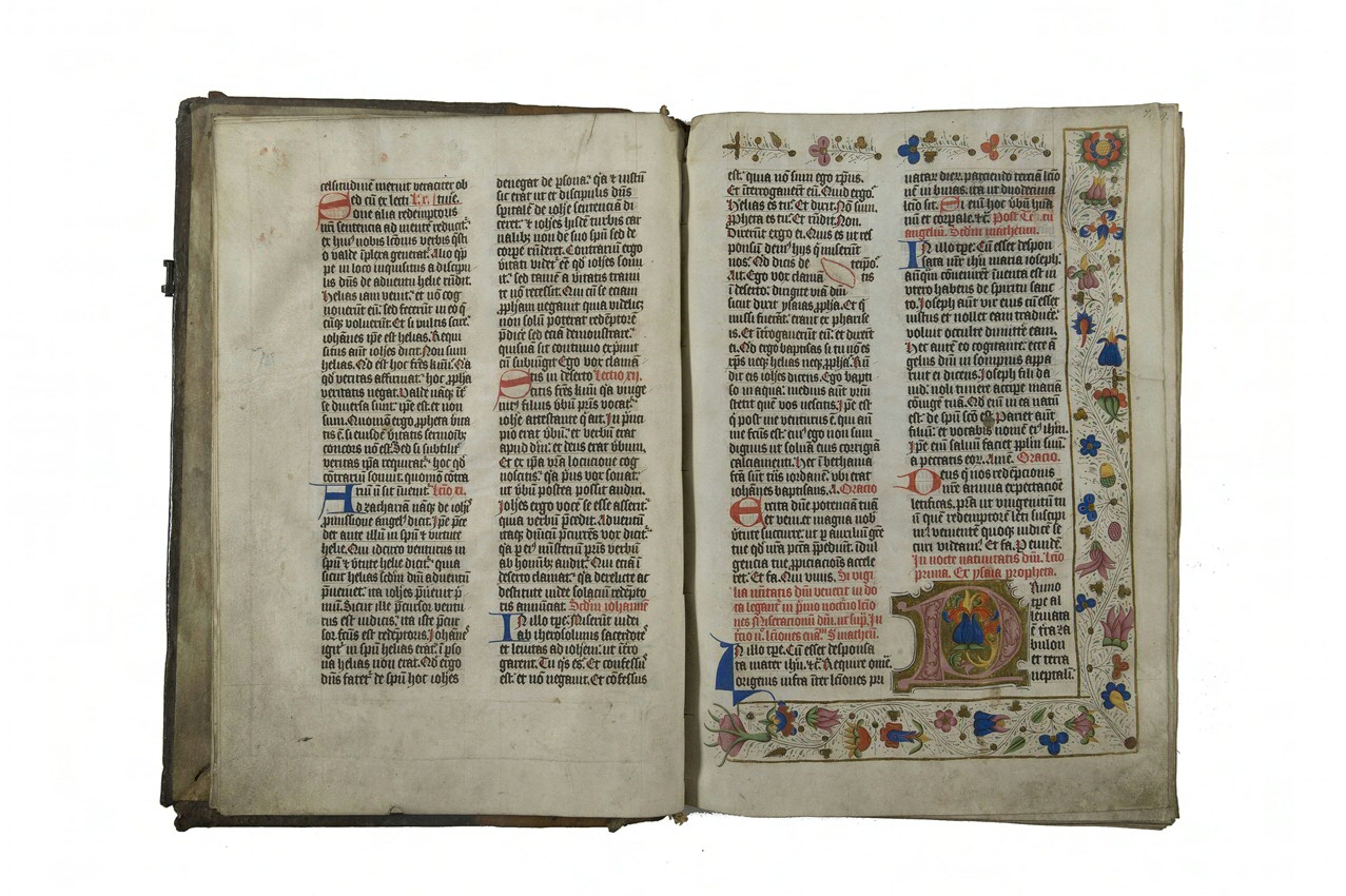 UBG HS 26, fol. 6v-7r: versiering rondom de tekst die het klooster Selwerd kenmerkt; op de rechterpagina is in de linkerkolom in de tekst (r. 7-8) een slechte plek in het perkament zichtbaar waar omheen is geschreven en een rood lijntje omheen is getrokken.
