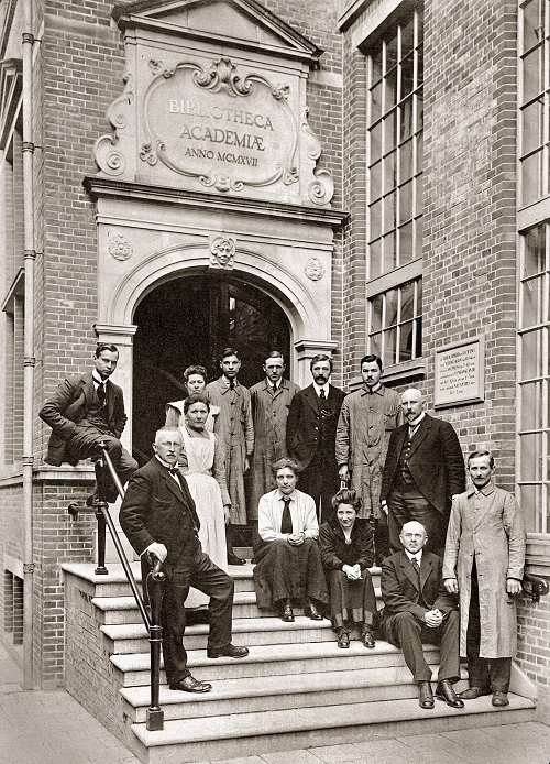 The entire staff of the Library in 1919!