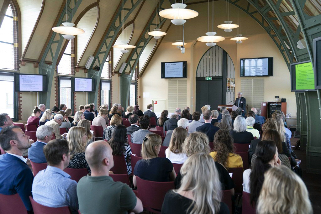 Prof. mr. dr. Bröring spreekt de zaal toe