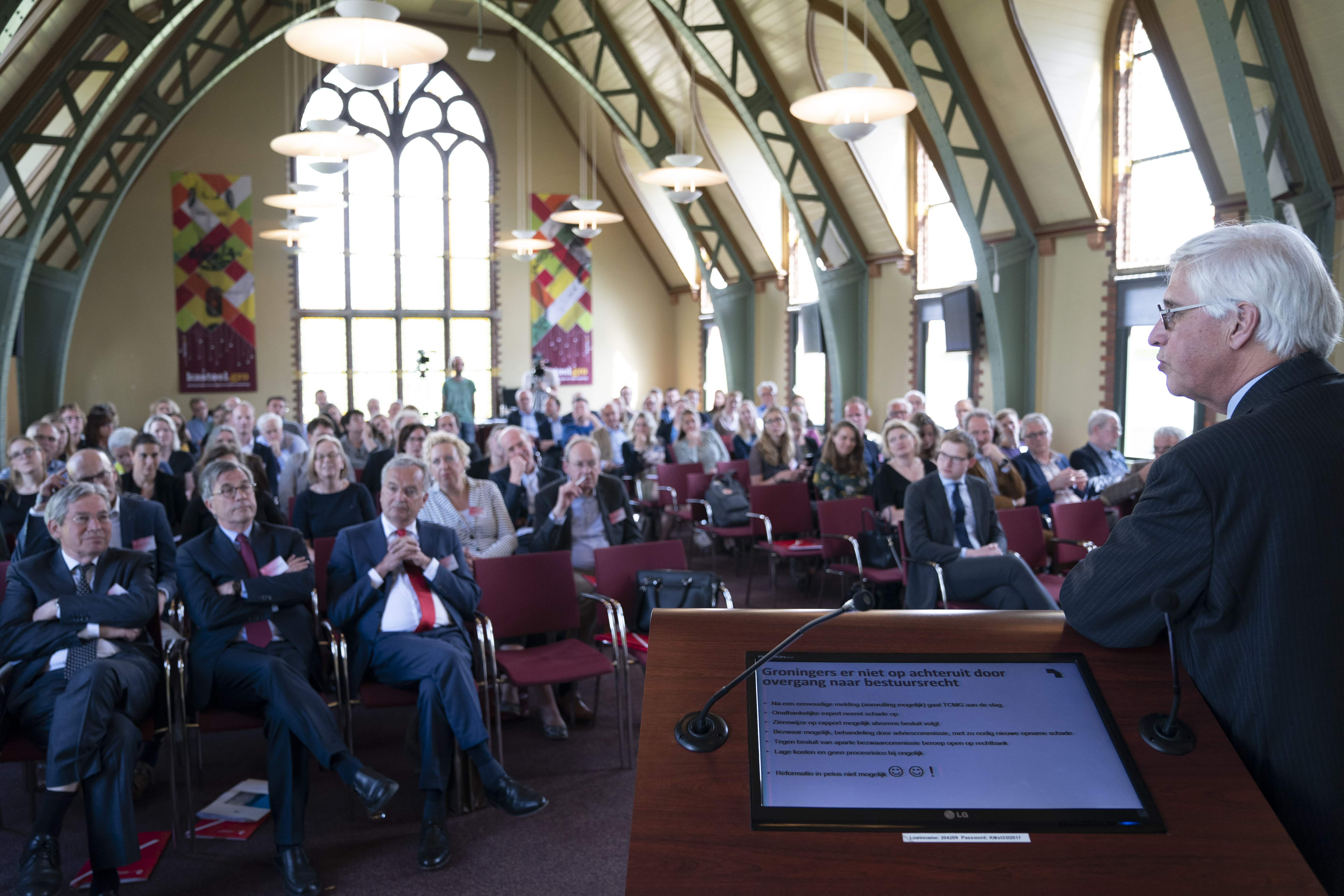 Prof. mr. van Buuren tijdens het 3e Groninger Gaswinningscongres