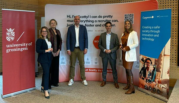 Van links naar rechts: Laura Peters (RUG), Hanneke van den Berg (RUG), Reiner Bruns (Scotty AI), Frederik Peters (Capgemini) en Mirjam van Kuilenburg (Capgemini).