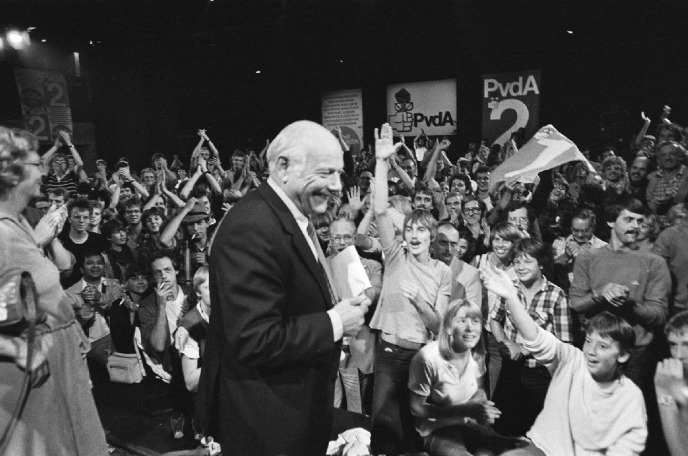 Joop den Uyl op een verkiezingsbijeenkomst in Amsterdam, 8 september 1982