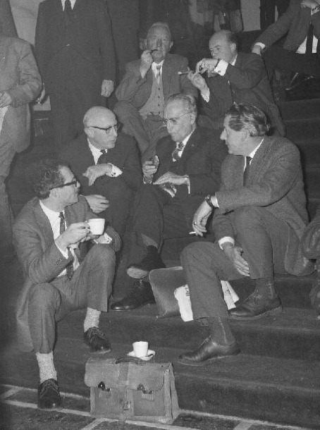 Willem Drees sr. (tweede van rechts) in gesprek met minister Ivo Samkalden (tweede van links), PvdA verkiezingscongres Nijmegen 1965.