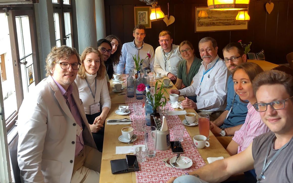 Martine Schut (tweede van links) met andere deelnemers aan tafel