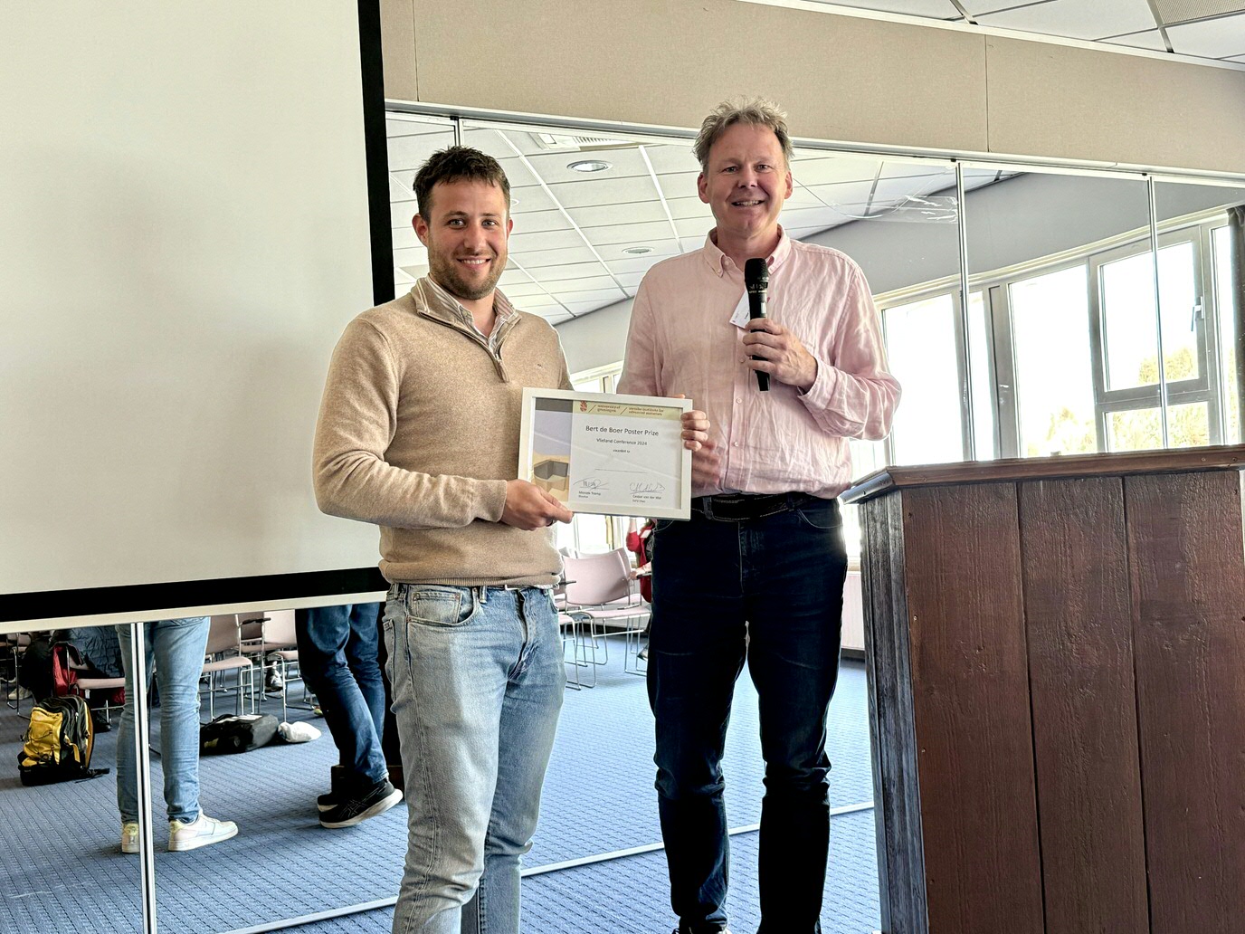Luc Assink receiving the Bert de Boer Poster Award