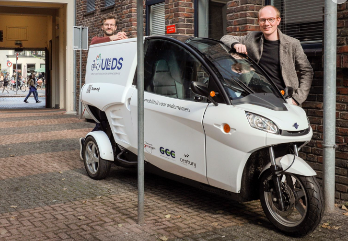 Dr Ir Paul Buijsen Dr Ward Rauws at a modern electric transport vehicle for urban logistics. Photo: Henk Veenstra