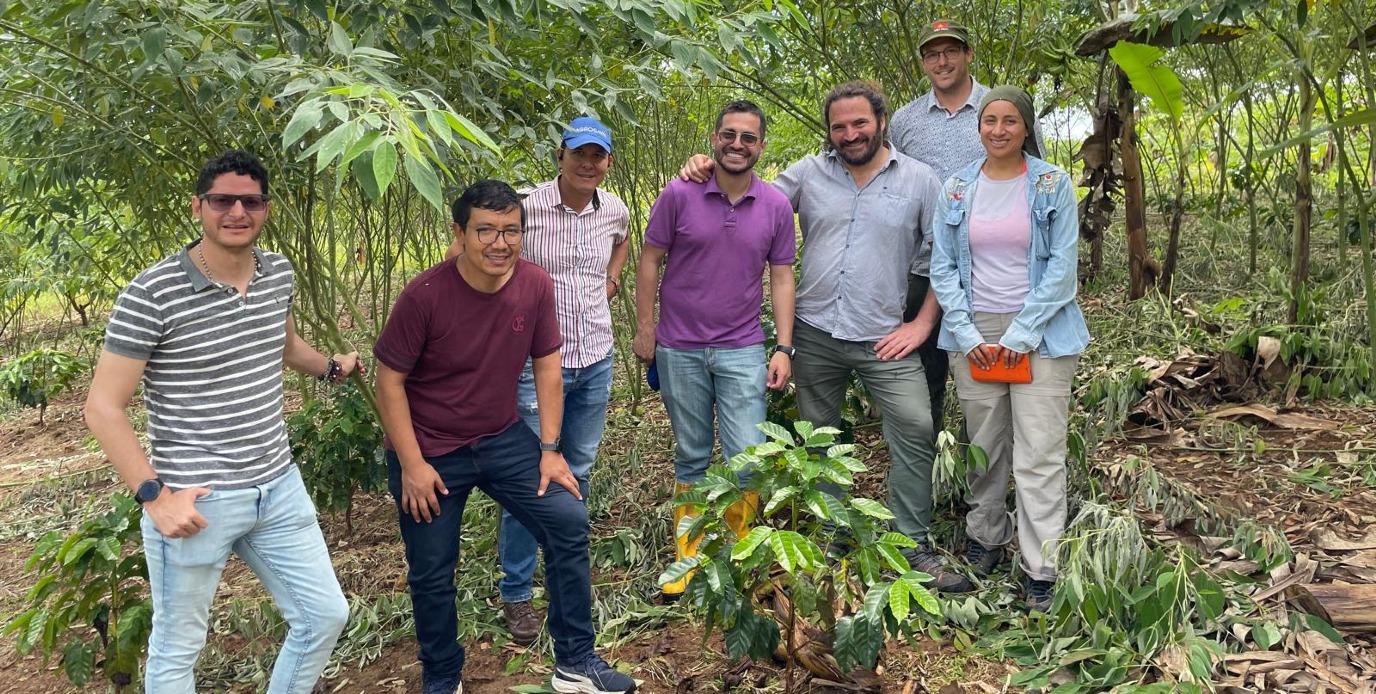 William Andrés Cardona (in het paarse overhemd) tijdens hun expeditie in Meta, Colombia. Rechts van hem staat prof. Pablo Tittonell.