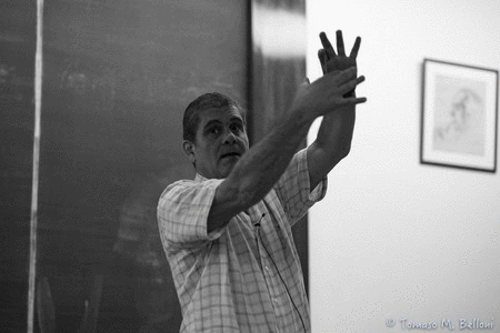 Mariano Mendez performing a magic tric | Photos Tomaso M. Belloni