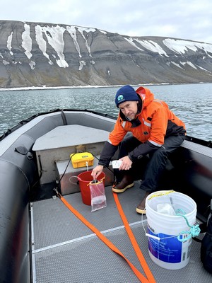 Bioloog Emmet Duffy van het Smithsonian tijdens een onderzoek bij de eilandengroep Spitsbergen in de Poolzee. | Foto Peter Carey