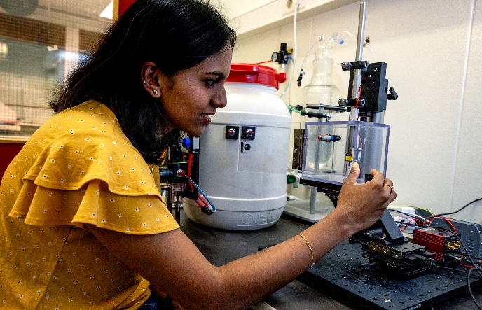 Arunachalam in het lab met haar testmachineArunachalam in the lab with her testing device
