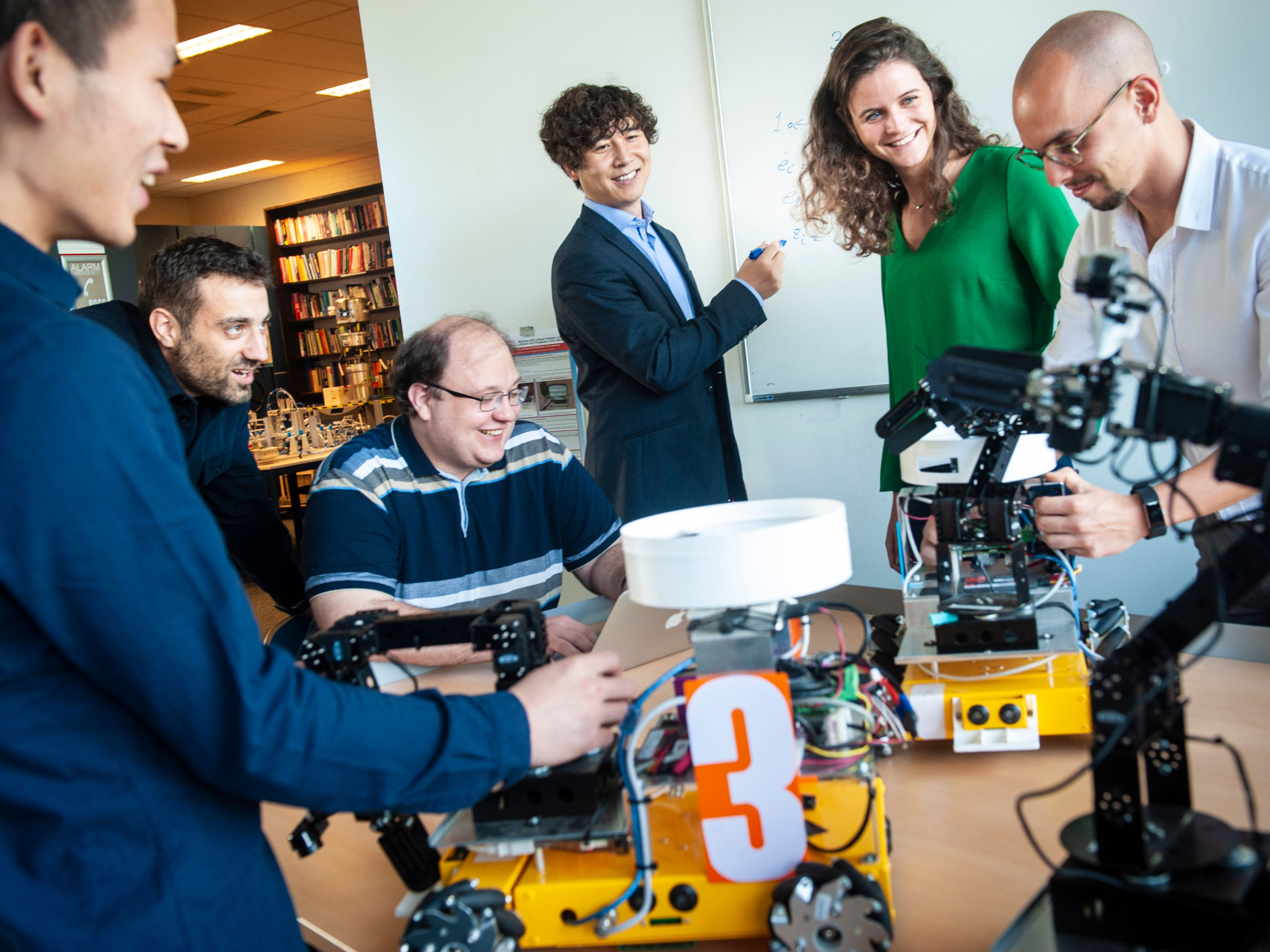 In het lab van Discrete Technologie en Productie Automatisering (DTPA)van het Engineering and Technology Institute Groningen (ENTEG), onderdeel van de RUG-faculteit Science and Engineering, wordt onder meer onderzoek gedaan naar netwerken van robots die met elkaar samenwerken. Bijvoorbeeld om een gebied van bovenaf te kunnen scannen op bosbranden of om samen een voorwerp te vervoeren (coöperatief transport).